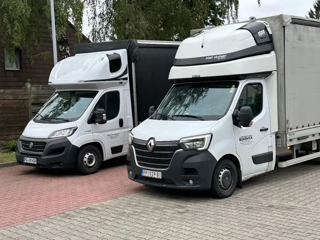 Naš vozni park — kombi vozila spremna za polazak